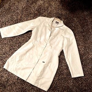 GREY'S ANATOMY™ CLASSIC
LILY LAB COAT – 34″ ROUND COLLAR LAB COAT AND BACK BELT